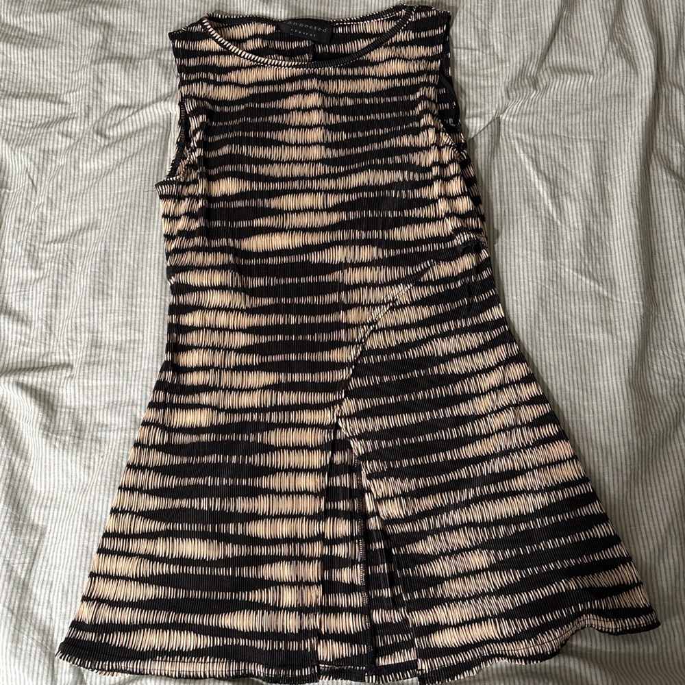 Connected Apparel Black and Tan Pleated tank top